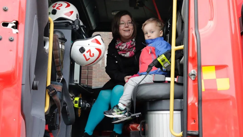 Populär brandbil. Lille Elis Qvarnström, 2 år, var ett av många barn som ville provsitta brandbilen. Här med mamma Elisabeth Qvarnström.