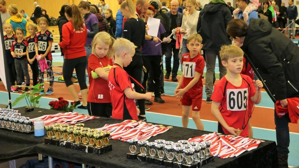 PRISUTDELNING. Tävlande från Piteå hämtar sina priser.