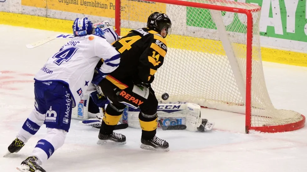 Skellefteå - Leksand . Skellefteås Emil Pettersson gör 3-1 målet