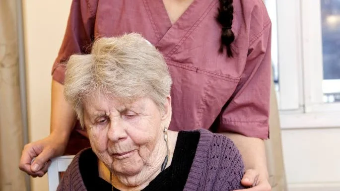 Wiktoria Jansson, som bor på Österbo, har inte ens tänkt på att många av dem som jobbar där kommer från olika länder. Här tillsammans med Izabela Bober.