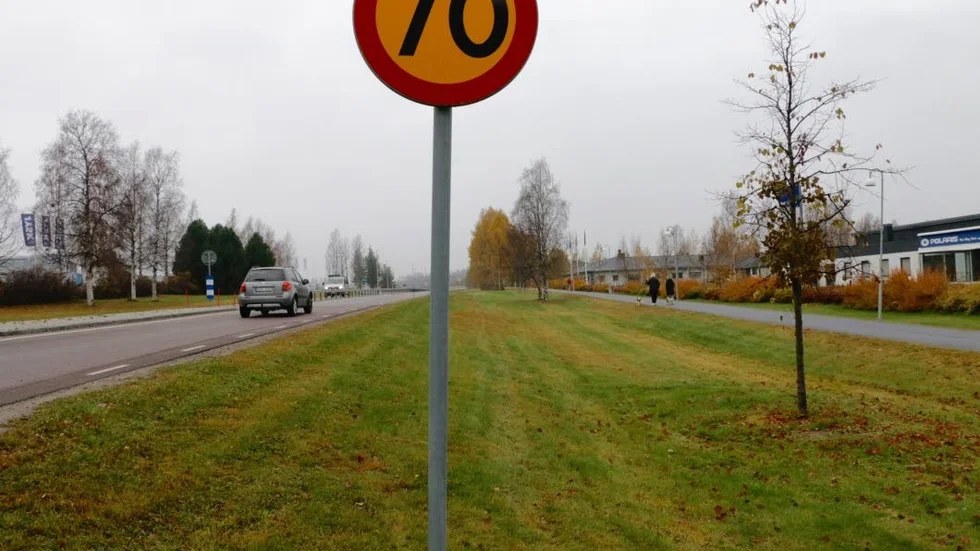Hastighetsförändring. Även efter korsningen vid Industrigatan och fram mot bron över E4 blir högsta hastigheten framöver 60 kilometer i timmen, istället för 70.