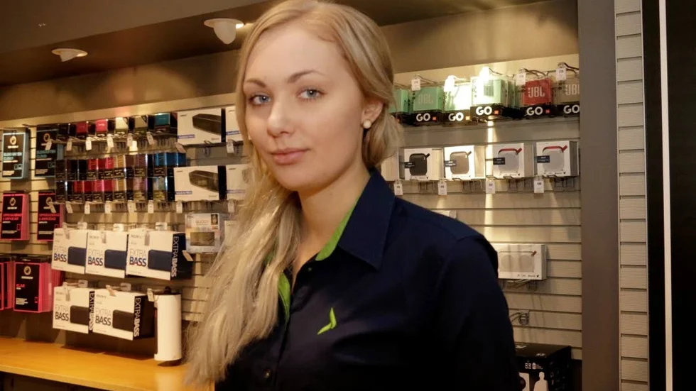 BLIR BRA. "Det är jättekul. Nu hamnar vi under samma hatt" säger Sofia Borg som arbetar i Phonehousebutiken i Gallerian.
