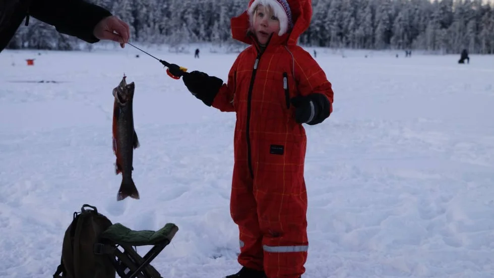 "Vilken fisk!". Treåriga Lisella Omma var mäkta stolt över sin premiärfisk, en fin röding.