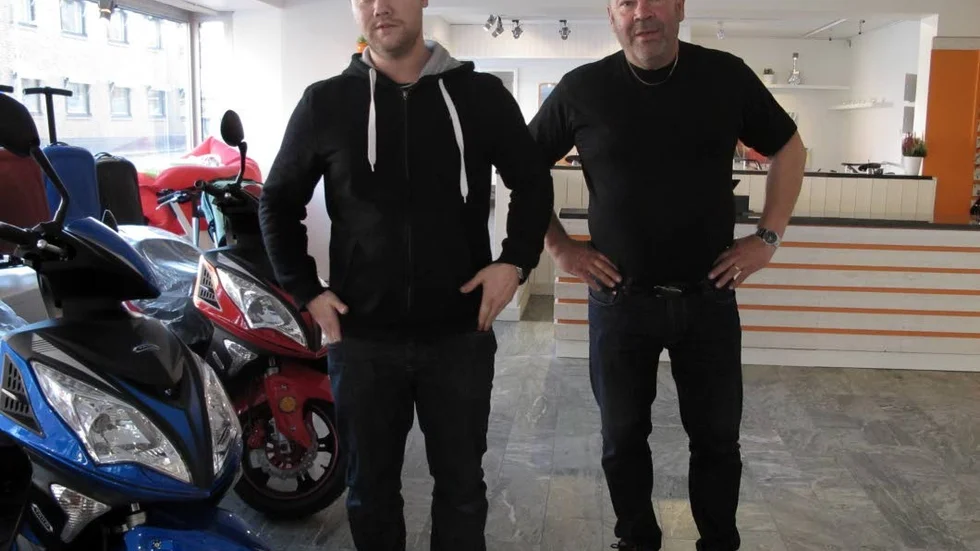 Importbutik. Thomas Sundström (t.v.) kommer att förestå butiken som flyttat in i gamla blomsterhandeln vid Uddmansgatan. Hans och pappa Robert Öbergs affärsidé är att importera varor allt efter säsong, så utbudet kommer att variera.