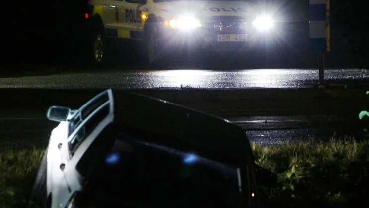 I diket. Mannen körde av väg med den stulna bilen när han försökte undkomma polis. Han greps - och ett stort antal brott kunde lösas. (Arkivbild)