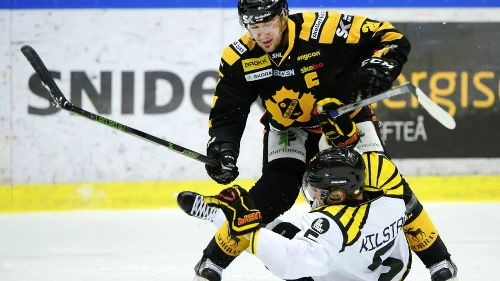 Skellefteås Jimmie Ericsson brottas med Brynäs Lukas Kihlström  i SHL-matchen mellan Skellefteå AIK och Brynäs IF i Skellefteå Kraft Arena, Skellefteå. 
Foto: Robert Granström / TT / kod 11104