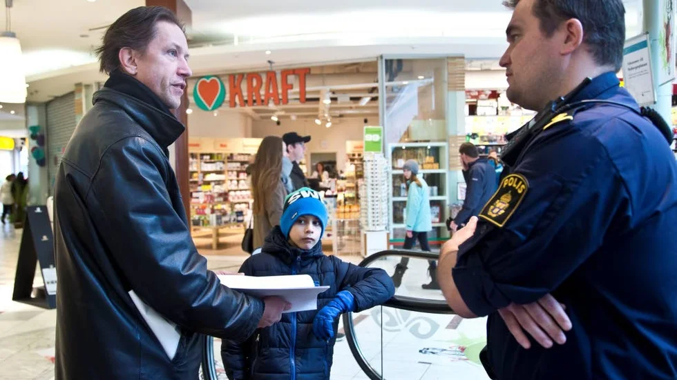 Tomas Eriksson (till höger) lovordar begreppet medborgardialog. "Personligen skulle jag gärna se den gamla modellen med kvarterspoliser", säger han. På bilden ses han med sonen Markus, 9 år.