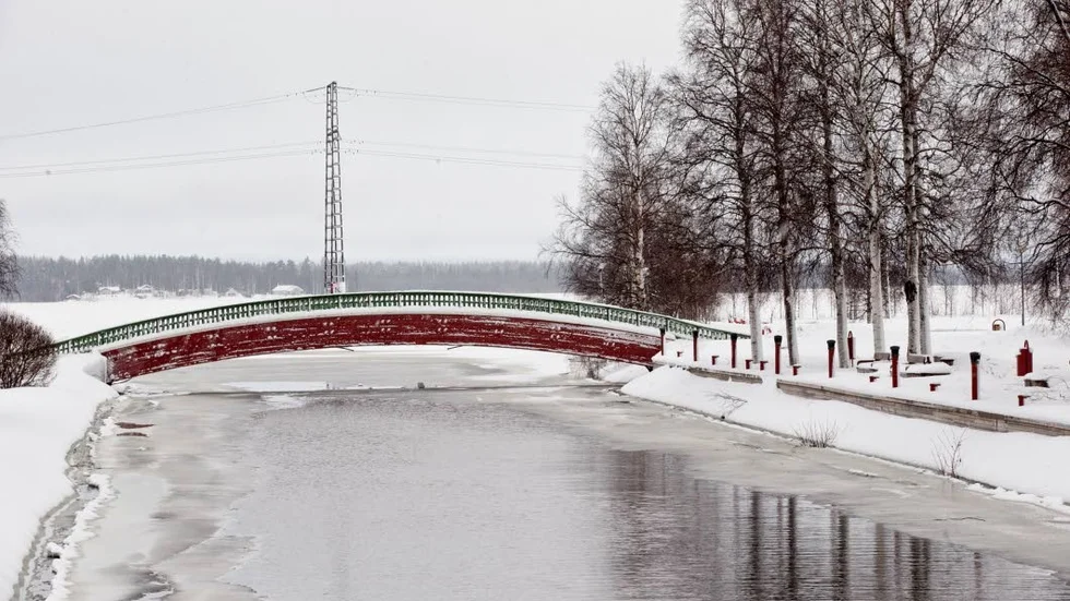 Vattnet står högt i Strömsundskanalen, drygt 120 centimeter över medelvattennivån.