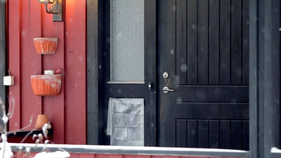 Tjuvarna försökte ta sig in i villan via ytterdörren först, men glaset var för tjockt. ”Vi har lampor som lyser på bron, men de hade skruvat ut dem för att det skulle bli mörkt”, berättar villaägaren Bertil Blomberg.