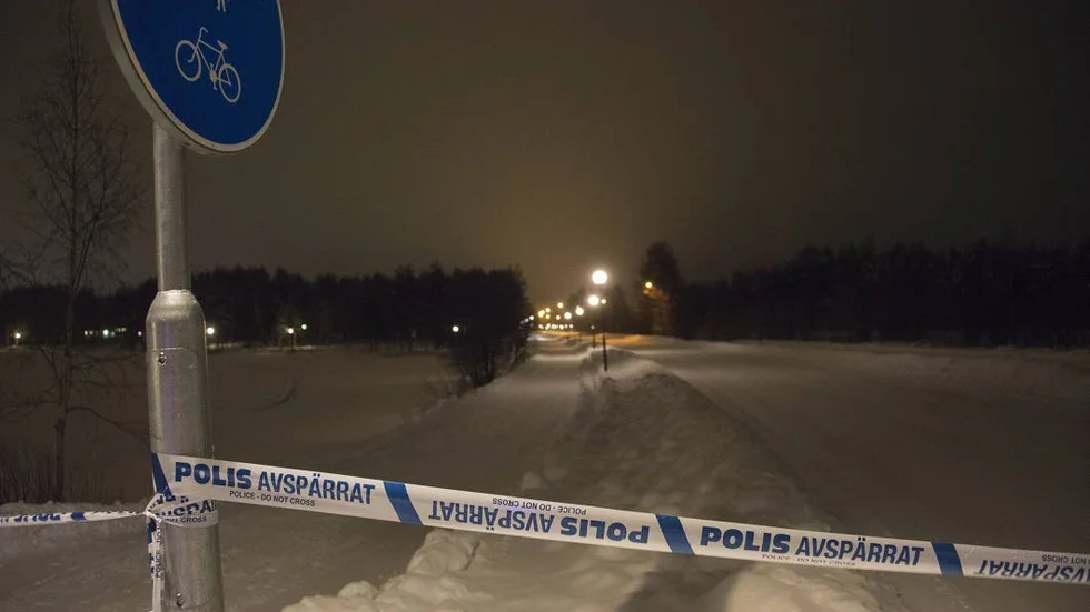 Förutom att skolan utrymdes och hölls stängd ledde bombhotet mot Sandbackaskolan också till att ett stort område runt skolan spärrades av, bland annat den populära strandpromenaden vid Nyborgstjärn vid Järnvägsgatan. (Arkivbild)