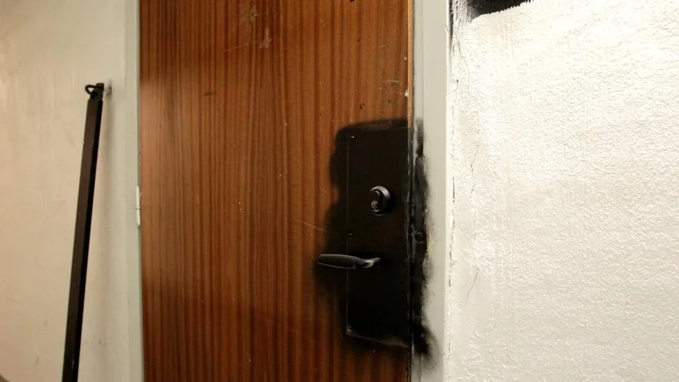 Den gamla dörren såg ut som resten av källardörrarna. Många av de andra har också brytmärken vid handtaget.