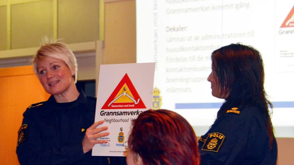 När kontaktombuden fått utbildning kommer respektive bostadsområde att skyltas upp. Tina Hallin och Maria Laestander visade upp ett exempel.