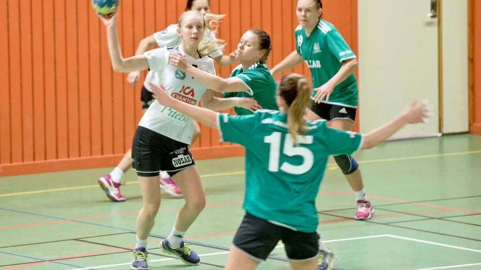 Nästa säsong kan Hanna Hansson (med bollen) och övriga spelare i Strömnäs få chansen att spela i allsvenskan med Boden. De två klubbarna kommer nämligen att samarbeta. (Arkivbild) ?FOTO: Robert Lundberg