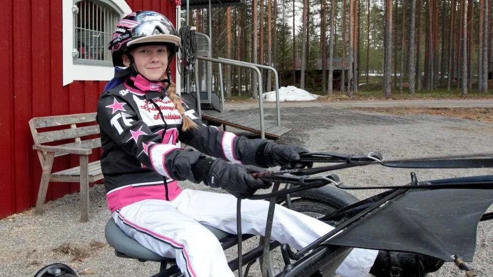 11-åringen stortrivs i travsulkyn. "Den var inte så skön att sitta i från början, men det blev fort bättre", berättar hon.