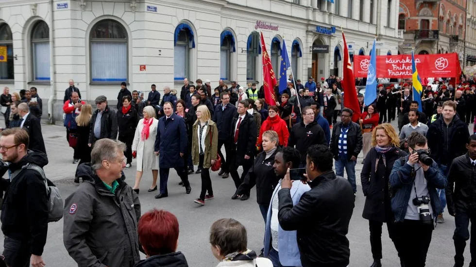 Socialdemokraternas förstamaj var i år viktigare än på många år. Det blev en manifestation under parollen ”Kunskap, Frihet, Framtid” och för en politik för jobben, jobben, jobben. Här tågar statsminister Stefan Löfven med hustrun Ulla i förstamajtåget innan han första maj-talar på Stora torget i Sundsvall.