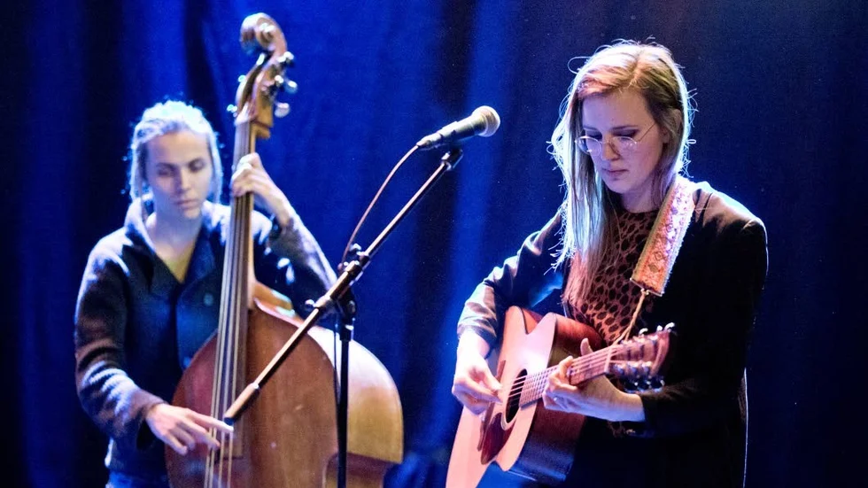 Olov Domeij, kvällens inhyrda basist och Malin Hansson på gitarr och sång.