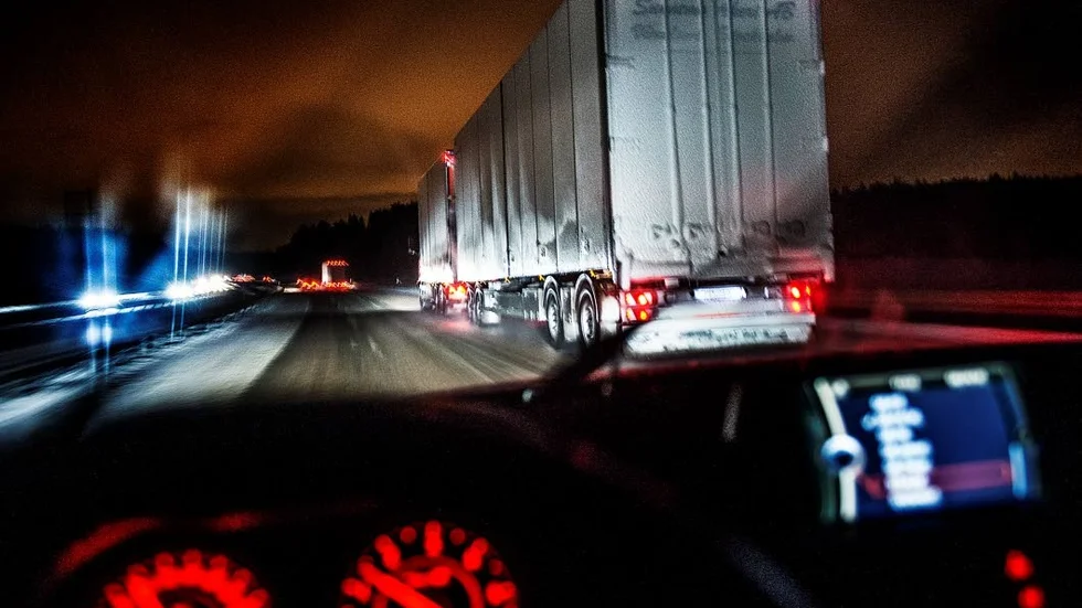 Utländska lastbilar som haft en internationell transport in till Sverige har rätt att stanna kvar i landet i sju dygn och under denna trid har man tillåtelse att utföra tre inirkestransporter. Mot dessa regler bryter många utländska åkare.