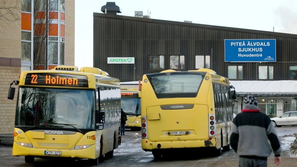 Problemen med livlig och tung trafik utanför Piteå älvdals sjukhus kvarstår. Landstinget kan inte garantera patientsäkerheten.