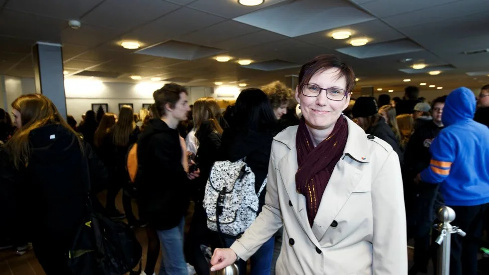 "Vi vill skapa bättre förutsättningar att kommunicera med unga", säger kommunalrådet Helena Stenberg som anledning till den nya tjänsten som ungdomskommunikatör.