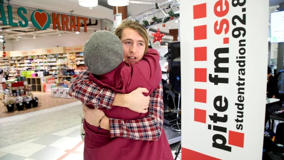 Niclas har ett vinnande sätt - han får både många kramar och pengar i sin insamlingsbössa.