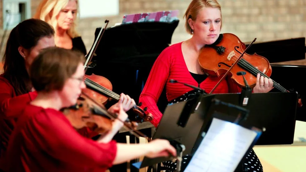 Orkestern består av violinisterna Anna Kroeker och Hanna Wiklund, pianisten Majsan Dahling, cellisten Anja Inge, och violasten Jonna Inge.