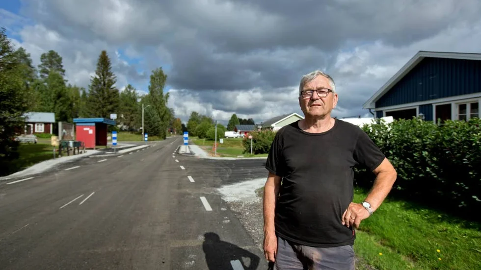 Ebbe Häggström i Tvärån är en av många bybor som väntat mer än 30 år på att få vägen till Älvsbyn rustad. Nu är den klar. ”Äntligen. Det är en ren fröjd att köra på den nu”, säger han.