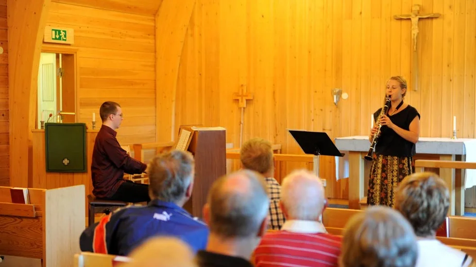 Stina Andersson och Oscar Rutberg framförde konserten ”Toner som värmer” i Vidsels kyrka.