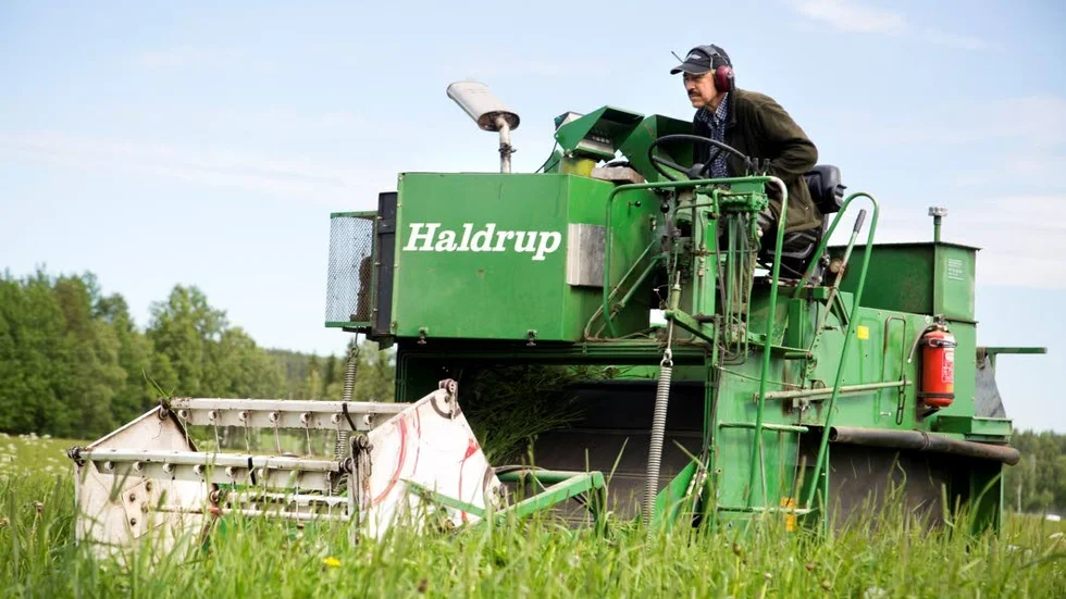 Olof Öberg kör skördetröskan vid den första skörden i Öjebyn Agro park.