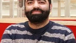 Ali Qadiri pekar på att det som byggs ofta är vid hamnar, kajer och centralt beläget. Han menar att det måste byggas bostäder som vanligt folk har råd med.
