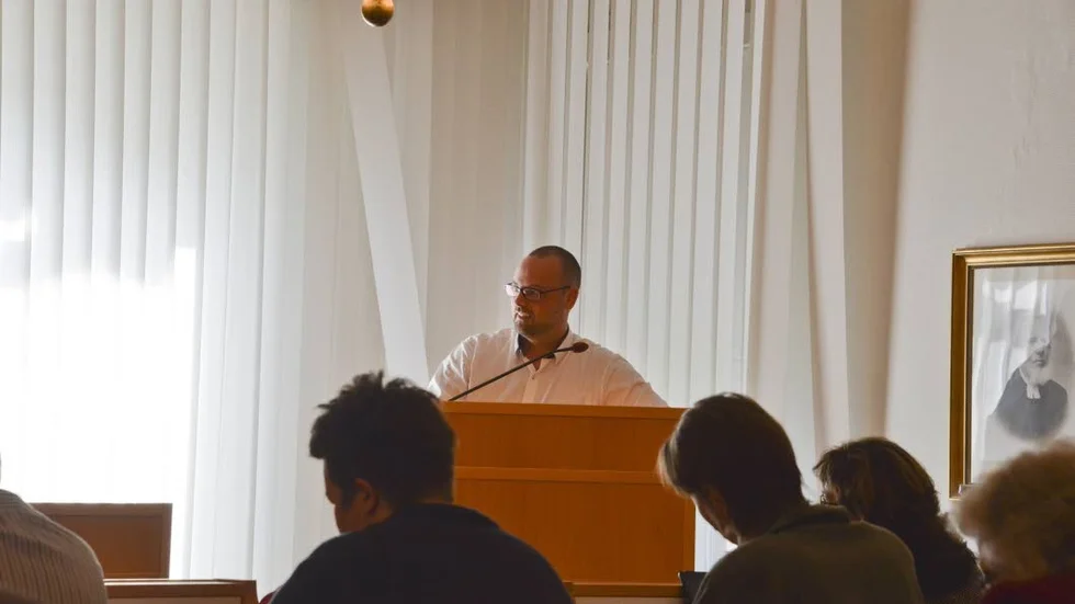 Marcus Lundberg (S) föreslog återremittering för motionen kring bruttolöneavdrag, något som via votering med 16–11 bifölls vid tisdagens kommunfullmäktige.?