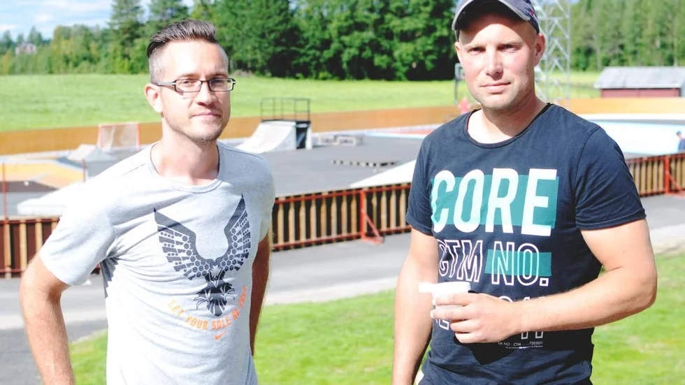 Krister Wallin (t.h) är väldigt nöjd över resultatet. Med sig i bygget har han haft Rickard Bergström (t.v) samt Rickard Marklund och Staffan Viklund.