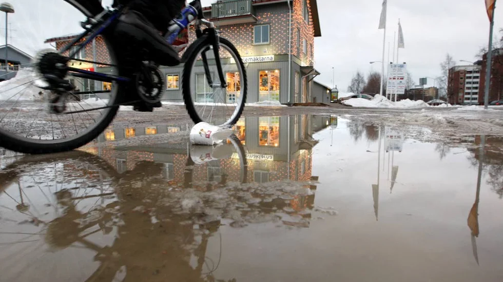 Sjöar av smältvatten är en vanlig syn vid kuststäderna.