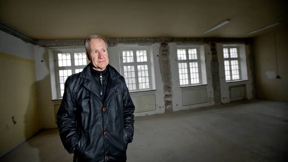 Tomt var´e här, men inte så länge till. Jan Jonsson, Pnf-vd, visar upp ett oanvänt utrymme i Borgen på Furunäset som ska byggas om till HVB-hem.