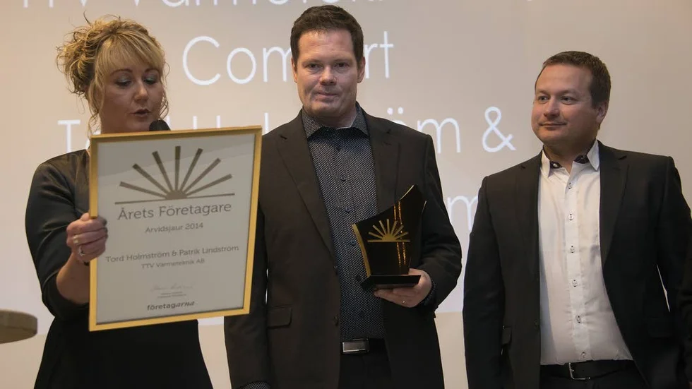 Årets företagare förra året blev Tord Holmström och Patrik Lindström, TTV Värmeteknik AB. Priset överlämnades av Åsa Skiöld, ordförande för Företagarna i Arvidsjaur. Under helgen kommer årets företagare att utses. (Arkivbild)