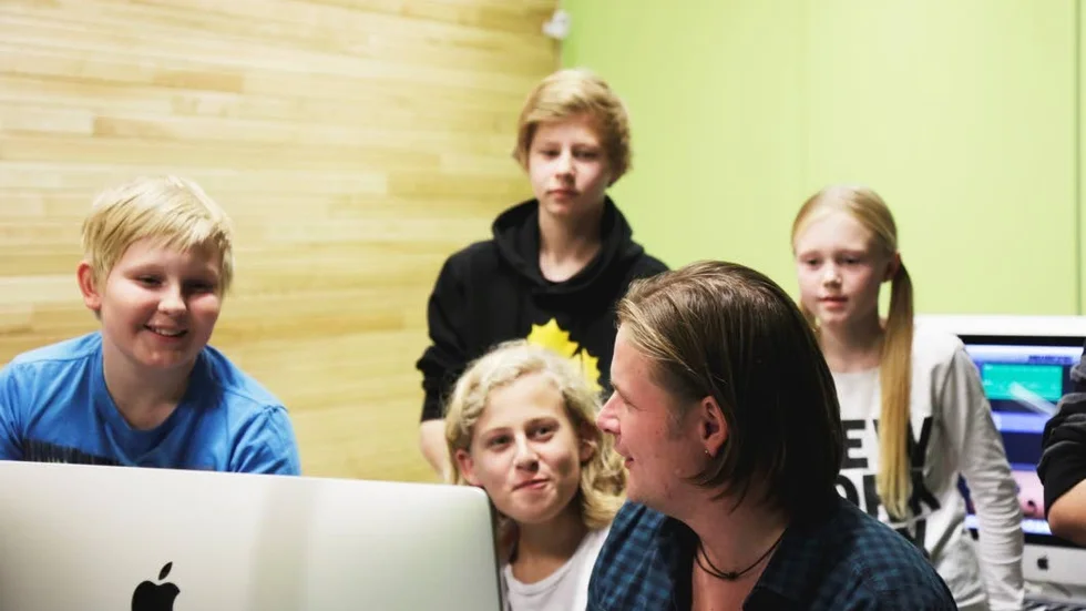 Läraren Sigge Löf lär Martin Blombäck, Henrik Stenberg, Ivar Kåhrström, Linn Lundmark och Leon Utsi (utanför bild) att använda funktionen ”kvantisering”, det vill säga att flytta noterna i ett stycke till närmsta hela taktdel.