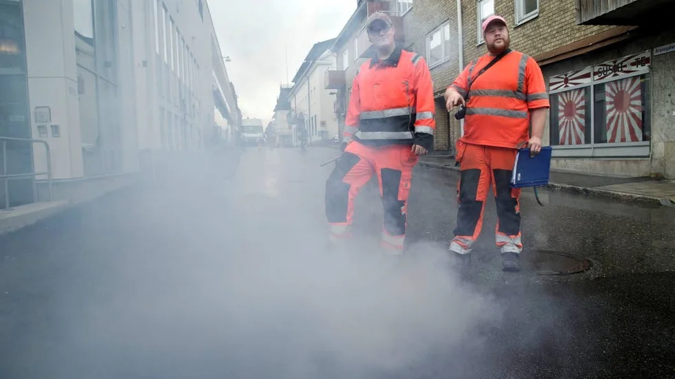 Röken ger svar på om och var avloppssystemet tar in regnvatten. Johannes Lundmark, till vänster, och Linus Laestander är i Piteå hela veckan lång och kör så det... ryker