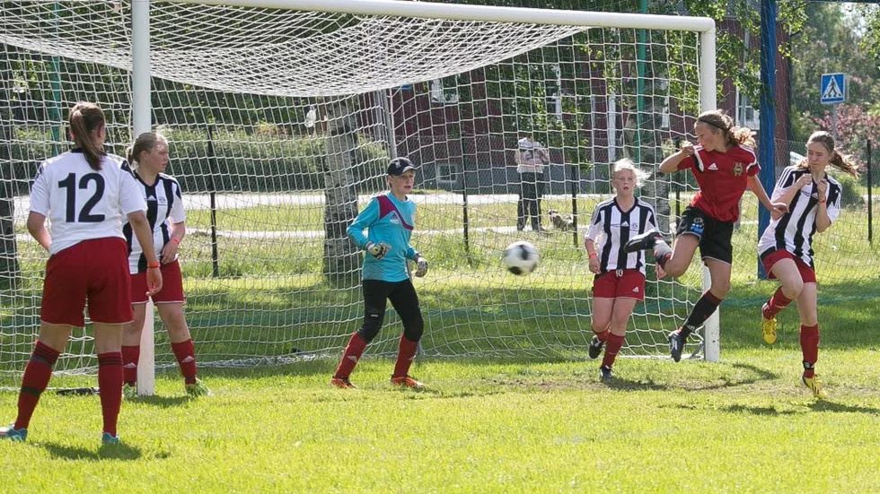 Piteå Summer Games är en av världens största fotbollsarrangemang för ungdomar. En satsning som kommunen sponsrar. (Arkivbild)