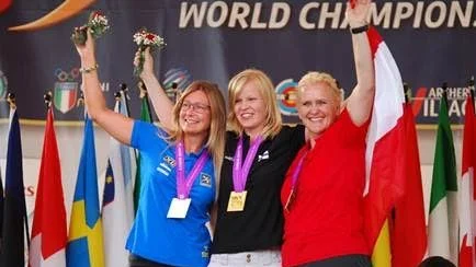 Medaljörerna i 3D-VM. Från vänster: Lisa Södersten, Sverige (silver), Anne Lantee, Finland (guld) och Michaela Sabitzer, Österrike (brons). ?Foto: Lennart Nordsvahn