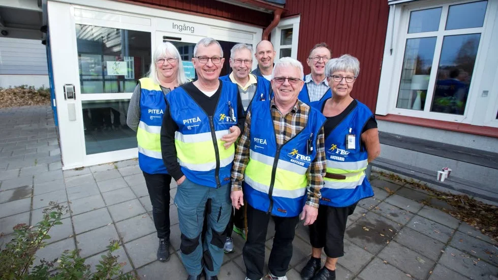 Den frivilliga resursgruppen kallades ut i fredags när det stod klart att Piteå skulle ordna evakueringsboende till flyktingar. Det är gruppens första skarpa händelse och de tycker att de känns meningsfullt att kunna hjälpa de drabbade. Några av gruppens medlemmar från vänster sett är Monica, Anders, Martin, Johan, Tomas, Jan-Olov och Britta.