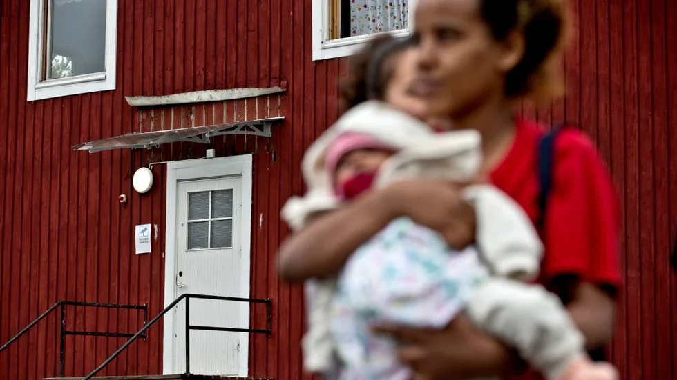 Betty Aberha vill stanna kvar i Långträsk med dottern Kenena och maken Henok. "Det är väldigt bra här", säger hon.