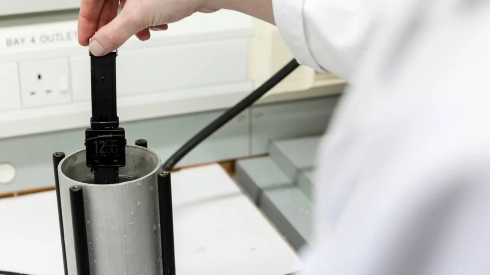 Garminklockan lovar att man kan simma med den, vilket laboratoriet testade.