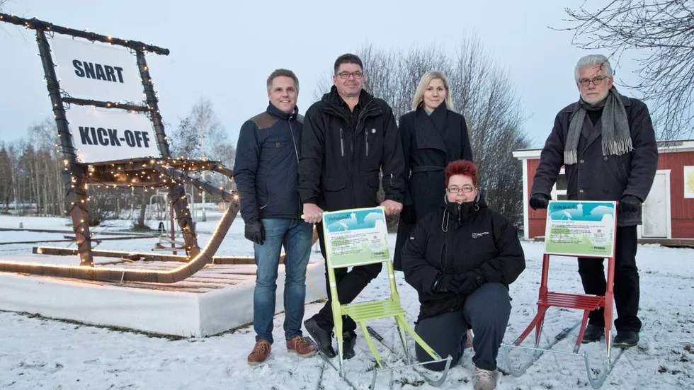 Här kommer den så kallade sparkeringen att vara. Daniel Wallström och Micael Lindgren från Tyréns, Charlotta Wallstén och Thomas Wallstén från Wallsténhus och parkchefen Ulrika Bohman, är redo för säsongen på isbanan.