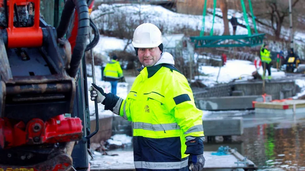 Övervakar jobbet. Pelle Mattsson, platschef hos Häv & Gräv, som har totalentreprenaden för nya bron vid Åbackarna, håller ett vakande öga över brobygget.