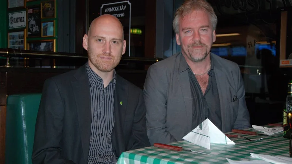 Hände på. Miljöpartiet hängde på socialdemokraterna valvaka på Grosvad. Herman Vinterhjärta och Bengt Nordström var spända inför resultaten.