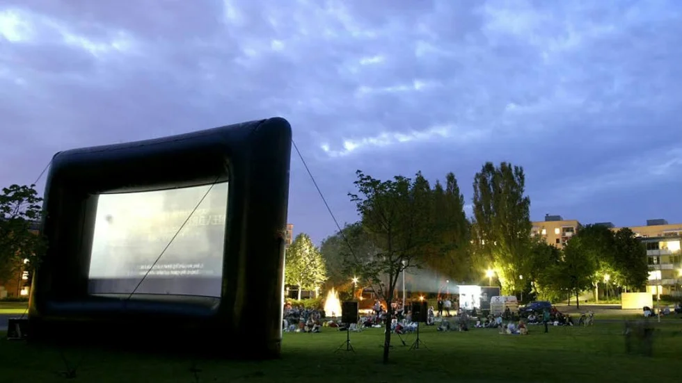 Utomhusbio. I år bjuds Vasaparken, Färgargården, Hageby och Klockaretorpet på sommarfilm.