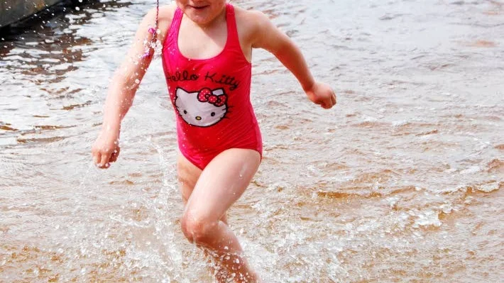 Kallt i vattnet. Lina Gustafsson, 5 år, springer upp och ner i vattnet för att vänja sig vid kylan.