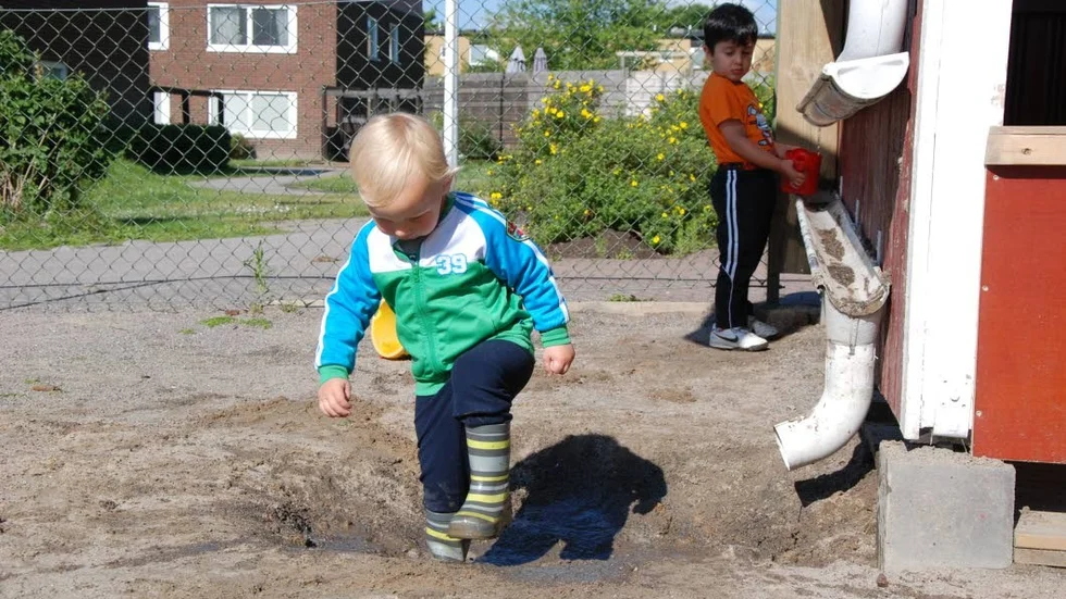 Vatten. Bobbo och Mustafa leker med vatten.