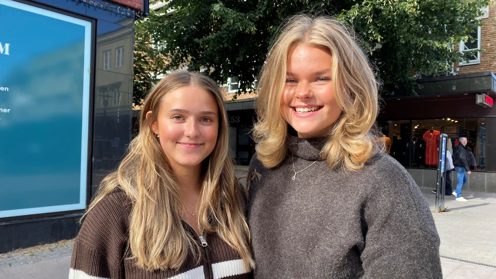 Alva Boström, 18 år, och Freja Berglind, 18 år, berättar att de inte vet vilket parti de ska rösta på.
