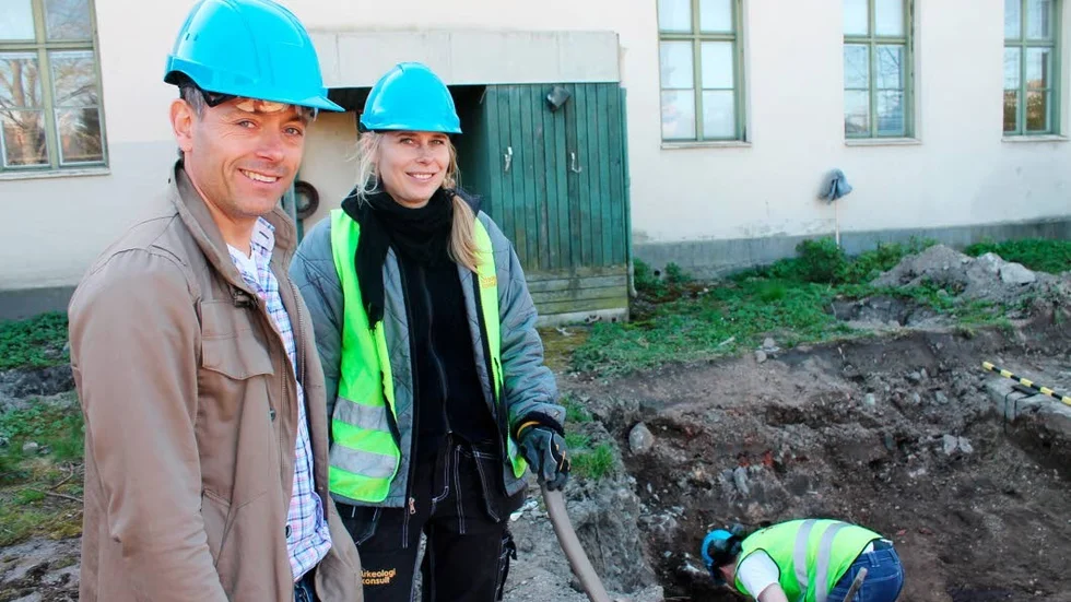 Valde bergvärme. Peter Bodefalk från Bronsfastigheter AB, valde bergvärme istället för fjärrvärme till det nya storhotellet i korsningen Saltängsgatan - Packhusgatan. Här ses han från arkeologiska utgrävningarna med arkeologen Marta Lindeberg.