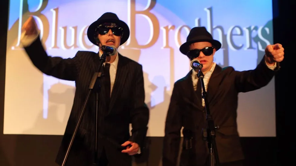 Diana Brown och Anton Lycke i rollerna som bröderna Blues, Jake och Elwood.